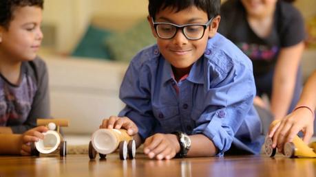 Coches de juguete hechos con madera de bambú para cuidar el medioambiente