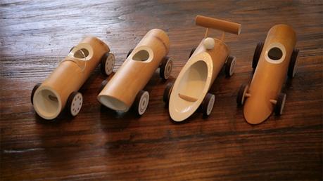Coches de juguete hechos con madera de bambú para cuidar el medioambiente