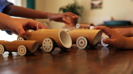 Coches de juguete hechos con madera de bambú para cuidar el medioambiente