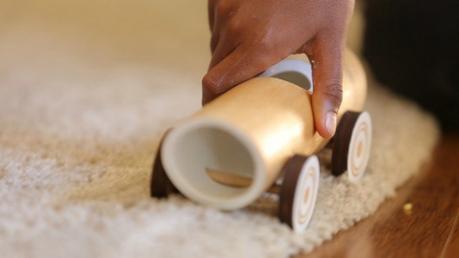 Coches de juguete hechos con madera de bambú para cuidar el medioambiente