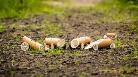 Coches de juguete hechos con madera de bambú para cuidar el medioambiente