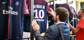 Las camisetas de Neymar se vendieron como pan caliente en París