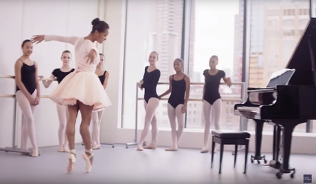 La bailarina Misty Copeland imagen de Estée Lauder