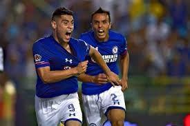 Felipe Mora es reconocido por la afición del Cruz Azul