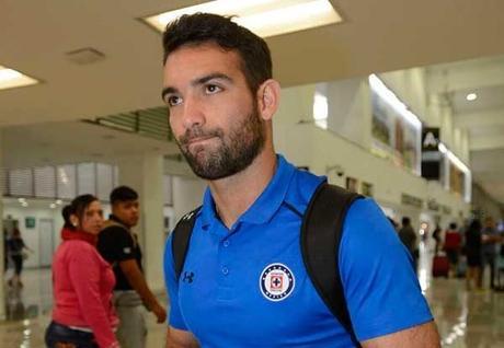 Tristes llegan los jugadores del Cruz Azul tras empate con León Tristes llegan los jugadores del Cruz Azul tras empate con León