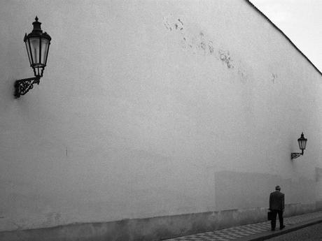 ‘Mundos en miniatura’, de Manuel Moraleda, reconstruyendo la vida como un puzzle en formato químico Praga