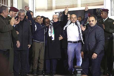 La industria de la Nakba: el negocio de los refugiados. PA Chairman Abbas proudly hanging out with released terrorists.