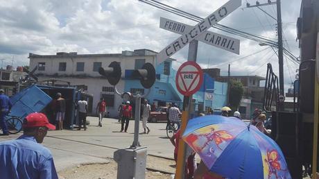 Choque entre tren y pipa de cerveza en cierre Carnavales de Bayamo, Granma.