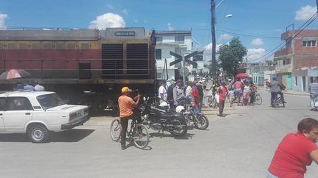 Choque entre tren y pipa de cerveza en cierre Carnavales de Bayamo, Granma.