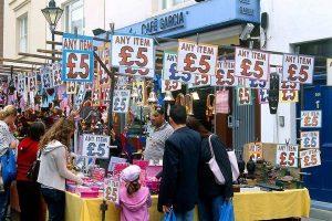 Consumidores del Reino Unido reducen gastos en ropa, automóviles y viajes en el extranjero