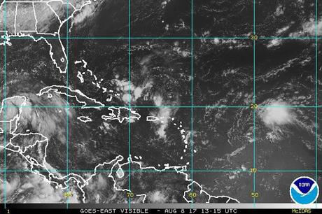 Onda y vaguada causarán lluvias este martes, dice ONAMET.