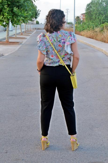 Blusa rayas,flores y volantes