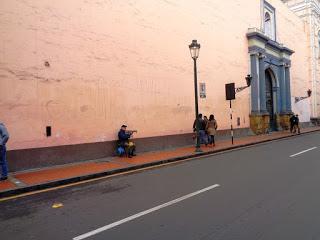 UN VIOLINISTA DEL PERÚ PROFUNDO SOBRE EL ASFALTO DE LA CAÓTICA LIMA