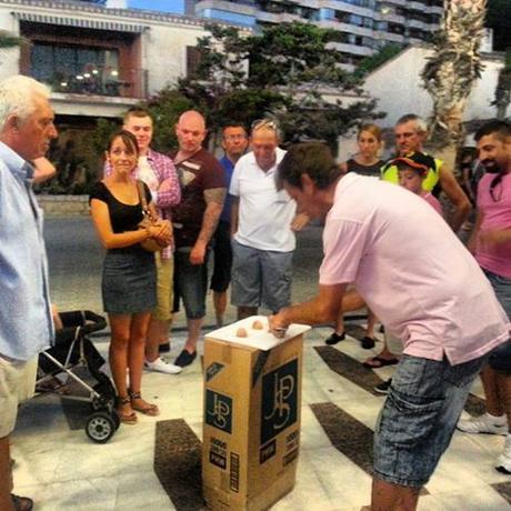 Técnicas Marketing para manipularos (1ª parte) Los trileros utilizan el efecto de masas