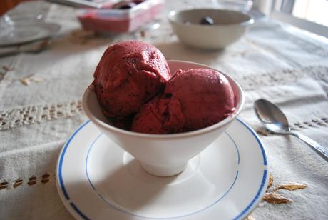 Helado casero de cerezas y yogur