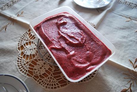Helado casero de cerezas y yogur