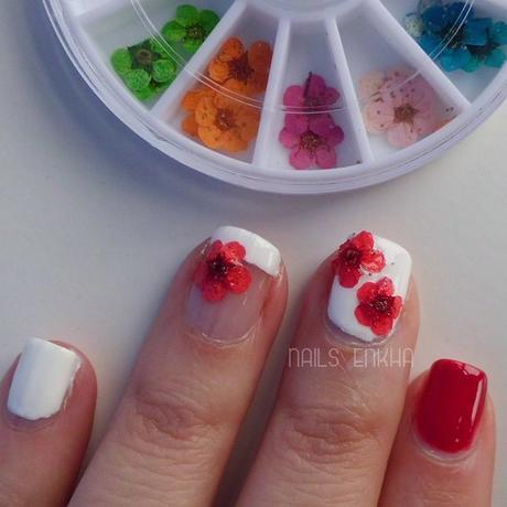 Nail Art Dried Flowers