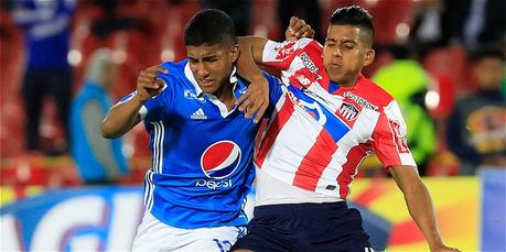 Acción de juego del partido por cuartos de final de Copa Colombia.