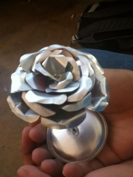 11 ideas fáciles de flores de papel de aluminio y latas