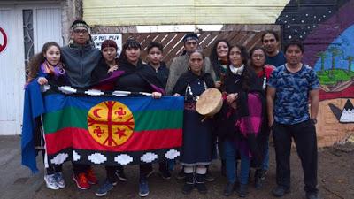 Mapuches que defienden su identidad en la ciudad