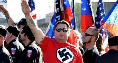 Nazis palurdos y sus defensores tarados