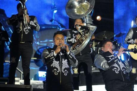 Edwin Luna y La Trakaloza abarrotan el Teatro del Pueblo