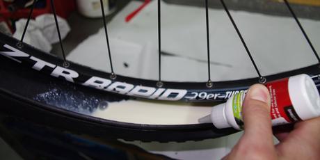 Mantenimiento de las ruedas tubeless de una bicicleta de montaña