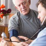 Objetivos de presión arterial para la hipertensión en adultos mayores.