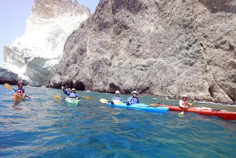 Kayak en Santorini: flotar en aguas volcánicas