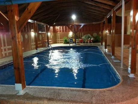 Atroz crisis humanitaria en Gaza … de piscinas, spas, lounges y chiringuitos.