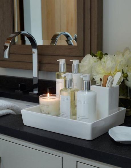 Decorar el baño con bandejas