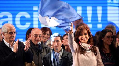 Cristina defenderá sus votos; denuncia manipulación en conteos de las primarias.