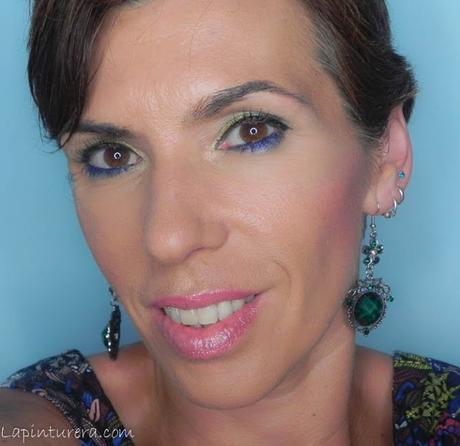 Maquillaje de verano en tonos lima y azul eléctrico y manicura a juego Maquillaje de verano en tonos lima y azul eléctrico y manicura a juego