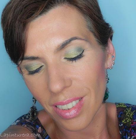 Maquillaje de verano en tonos lima y azul eléctrico y manicura a juego