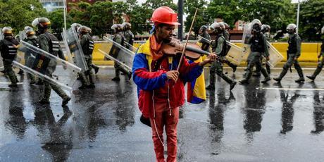 Liberan en Venezuela al violinista de las protestas en las calles