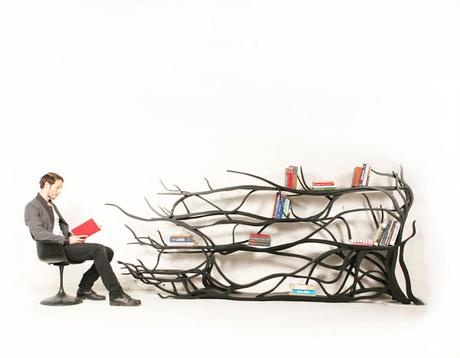 Un diseñador construye muebles con forma de arboles
