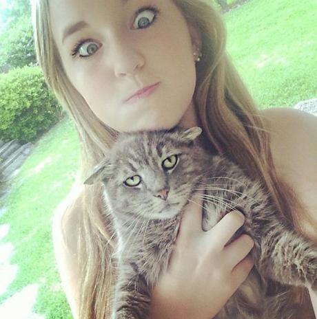 10 Gatos graciosos obligados a una selfie con sus dueños