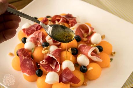 Ensalada de melón con mozarella y jamón