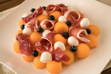 Ensalada de melón con mozarella y jamón