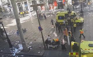 Atentado terrorista en Barcelona; al menos 13 personas muertas y 20 heridas.