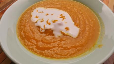 Crema de calabaza y naranja con crema de coco