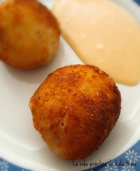 BOLITAS DE ARROZ Y QUESO CON SALSA DE MOSTAZA DULCE