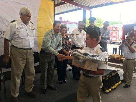 Alcalde Ricardo Gallardo entrega equipamiento nuevo al Honorable Cuerpo de Bomberos