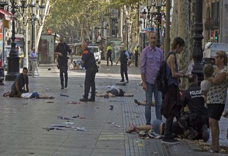 Matanza en Barcelona: trece muertos, dos italianos