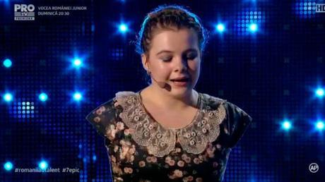 Una niña sin brazos toca el piano y canta celestialmente