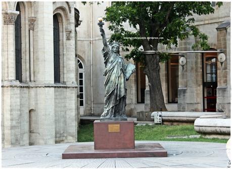 De Nueva York a París y de París a Tokio pasando por Barcelona (serie “Las damas de la libertad: las estatuas de Miss Liberty alrededor del mundo”)