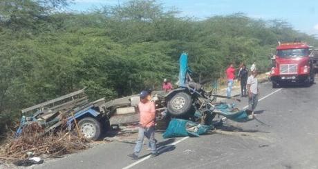 Dos muertos y tres heridos en triple choque vehicular en Azua.