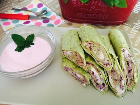 Rollitos de jamón cocido y col lombarda con crema agria