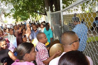 En Neiba, maestros llegan y paran clases en politécnico católico.