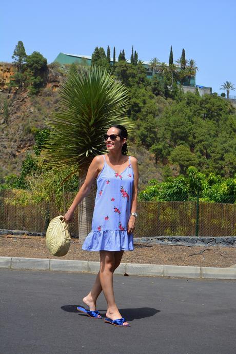 outfit-vestido-rayas-flores-bolso-mimbre-palas-zara